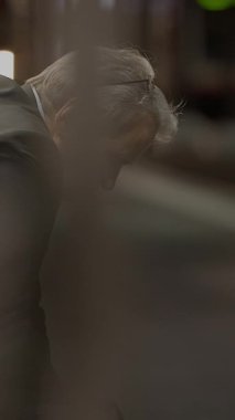 Bir adam ciddi bir çevrededir, derinlemesine yansıtır ve çeşitli duygular ve düşünceli davranır.