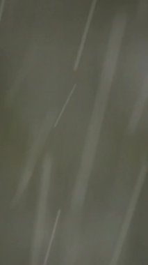 Yumuşak yağmur damlaları huzurlu ve huzurlu bir ortamda yavaşça düşüyor, sükunet ve sakinlik hissi uyandırıyor.