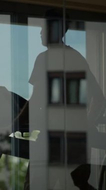 Camda görülen büyüleyici ve büyüleyici siluet şehir yaşamını ve modern mimariyi güzel bir şekilde gözler önüne seriyor.