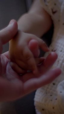 Evde Oynayan Oyuncak Bebek Çocuk Oynuyor