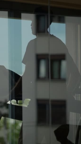 Une silhouette intrigante et captivante vue dans le verre met magnifiquement en valeur la vie urbaine et l'architecture moderne