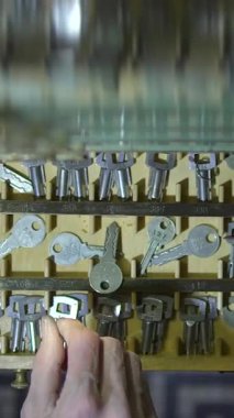 Bu, güvenlik ve erişim ihtiyaçları için etkin bir şekilde düzenlenmiş farklı anahtarlardan oluşan dikkatlice hazırlanmış bir çeşittir.