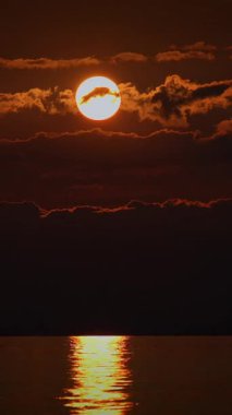 Nefes kesen bir gün batımı önünüzdeki sakin sulara canlı renkler yansıtıyor.