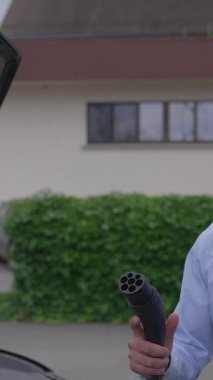 Bir adam bir arabanın karmaşık motorunu inceliyor, çalışkanlığını ve teknik becerilerini etkili bir şekilde gösteriyor.