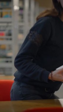 Çağdaş, modern bir çalışma alanı. Renkli koltuklar arasında münazara yapan bir bireyi gösteriyor.