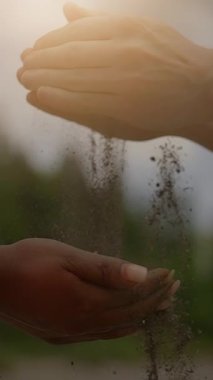 Taze toprak iki el arasında dikkatlice paylaşıldığı için, doğayla derin bir sembolik bağ anı.