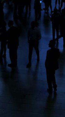Bireylerin gölgeleri karanlık ve yüksek atmosferik bir ortamda sessizce hareket ederek entrika yaratıyor.