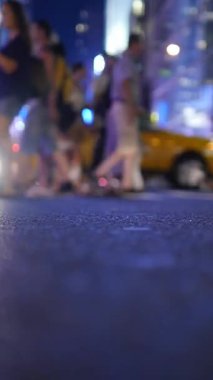 Şehir ortamında yayalarla dolu bir gece hayatı, canlı şehir ışıkları ve dinamik atmosfer..