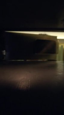 Aydınlatma boyunca loş bir ışık gösteren büyüleyici ve esrarengiz bir gece sahnesi