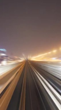 Canlı bir gece manzarası şehir ışıklarını gösteriyor, şehir yaşamının enerjisini ve hızını yakalıyor.