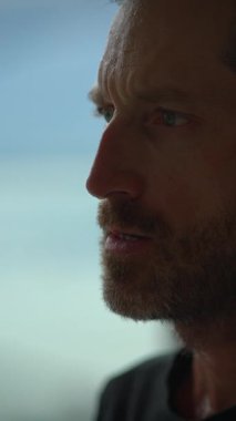 Düşünceli bir adam profilinde tasvir edilir, derin bir yansıma sergilerken, sakin bir arkaplanda.