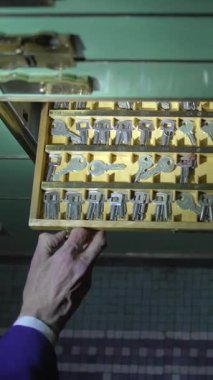Odaklanmış bir el titiz bir şekilde tarihi yeşil tavana restorasyon teknikleri uyguluyor.