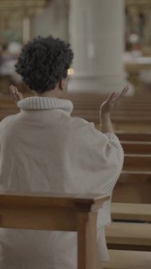 Huzurlu bir kilisede derin dua eden düşünceli bir kadın, huzur, empati ve derin bir bağlılık yayıyor.