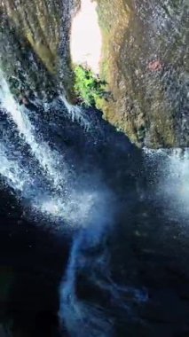 Nefes kesici güzellikte bir şelale kayalık bir vadide zarifçe çağlar, canlı, yemyeşil bir vadiyle çevrilidir.