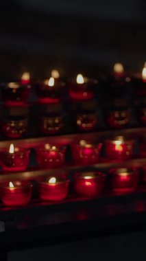 Çok güzel düzenlenmiş canlı kırmızı mumlar. Huzurlu ve huzurlu bir ortamda hafifçe parlıyor.