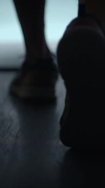 Bu çekici resimde hareketin canlı özünü ve ayakkabı stilini yakalayın ve gösterin.