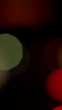 Görsel olarak büyüleyici bir estetik bokeh efekti yumuşak kırmızı ve yeşil ışıklar sergiliyor.