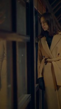 Karanlık, ilgi çekici gölgeler ve büyüleyici bir aydınlatma görüntüsü gizem ve derinlik hissi uyandırıyor.