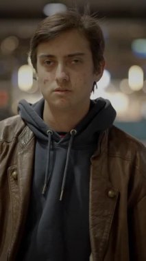 Düşünceli Genç Adam Tren İstasyonunda Kayboldu Yalnız Endişeli Bekliyor 