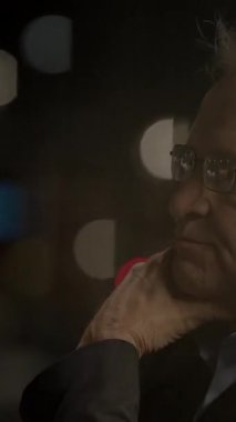 Yumuşak, loş ışık altında düşünceli bir düşünceyle kaybolmuş bir insanı güzel bir şekilde yansıtan iç gözlem sahnesi.