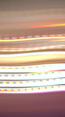 Çekici ve büyüleyici soyut görseller parlak bir şekilde dinamik ışık hareketi ve canlı renkler sergiliyor.