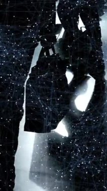 Büyüleyici bir sanatsal siluet geniş bir kozmik arkaplan üzerine kurulmuş, karmaşık soyut yansımaları vurguluyor