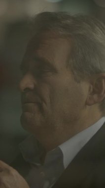 Yumuşak, düşük aydınlatma, iş ve liderlik temalarını keşfetmek için mükemmel.