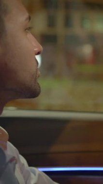 Etkileyici bir yakın çekim düşük ışıkta derinlemesine odaklanmış bir ifadeyi gözler önüne seriyor. Etkili bir öykü anlatımı için ideal.