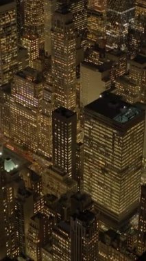 Bu çarpıcı bir hava manzarası canlı bir şehrin gökyüzü çizgisi gece güzelce aydınlatılmış, kentsel yaşamı gözler önüne seriyor