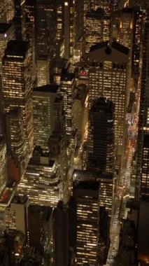 Nefes kesici bir hava manzarası canlı ve hayat dolu şehir manzarasını gece saatlerinde güzelce aydınlatıyor.