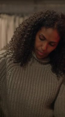 Şık ve şık bir kadın zarif bir elbise butiğini incelikle keşfeder. Zarif bir zarafet ve entelektüellik yayar.