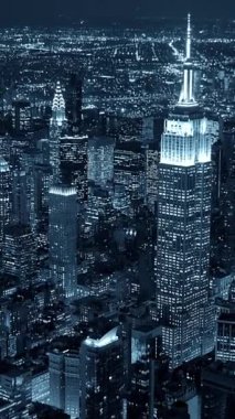 Sevgili Empire State Binası 'nı gözler önüne seren nefes kesici bir gece silüeti, hepsi parlak mavi gölgelerle aydınlatılmış.