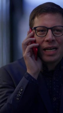 Çağdaş stil ve teknolojiyi sergileyen bir iş adamı telefon görüşmesi yapıyor..