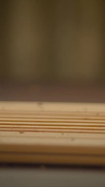 Ahşap şeritlerin soyut görüntüsü, tasarım ve doğal temalar için ideal katmanlı bir doku oluşturmak için sanatsal olarak düzenlenmiştir.