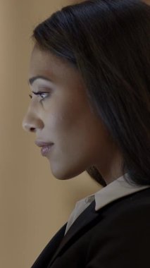 Burada profesyonel bir profil fotoğrafı var. Düşüncelere dalmış, duruşunu sergileyen bir iş kadını.