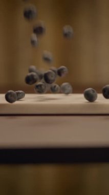 Bu, yüzen nesneleri gösteren büyüleyici bir görüntü, ustaca hareket ve karmaşık tasarım ayrıntılarını gösteren