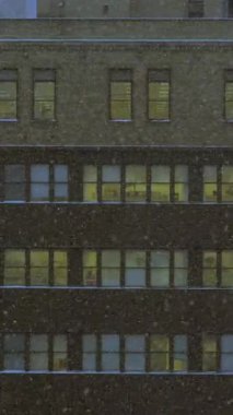 Şiddetli kar yağışı altındaki bir şehir binasının nefes kesici görüntüsü, güzel bir şekilde sergilenen kışlar sakin bir atmosfer.