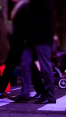 Gece boyunca parlayan ışıkları ile çalışan bir acil durum aracını gösteren görsel olarak belirsiz bir görüntü.