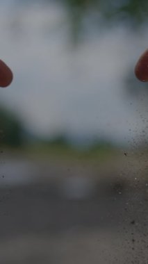 Doğal elementleri güzel vurgulayan, huzur verici görüntüler yaratmak için mükemmel olan yumuşak bulanık bir manzara.