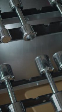 Spor meraklıları için ideal, rafta güzelce yerleştirilmiş parlak dambılların yakın görüntüsü.