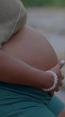 Hamileliğin güzel parıltısını ve doğayla olan derin bağını yakalayan huzurlu bir an.