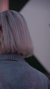 Büyüleyici ve şık bir portre, neon ışıklı efektlerle zenginleştirilmiş modern bir görünüm sergiliyor.