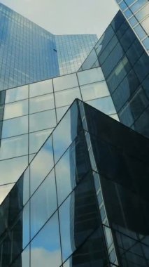 Çağdaş cam binaların inanılmaz büyüleyici görüntüsü canlı gökyüzünü güzel yansıtıyor.