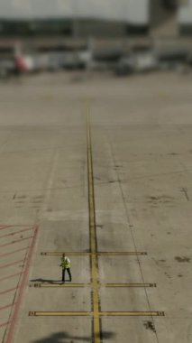 Havaalanında park etmiş, kalkışı bekleyen büyük bir ticari uçağın ön görüntüsü.