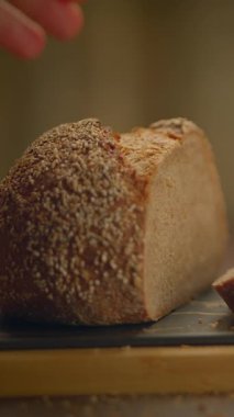 Bu güzel işlenmiş zanaatkar ekmeği lezzetli, çıtır çıtır bir susam kabuğu içeriyor ve görsel cazibesini arttırıyor.