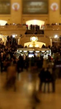 Grand Central Terminali 'nde hareketli ve hareketli bir sahne, sayısız yolcu ve yolcunun yoğun akışını yakalıyor.