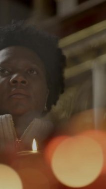 Sakin ve huzurlu bir ortamda parlak, yumuşak bokeh ışıklarıyla süslenmiş düşünceli bir birey bulundu.