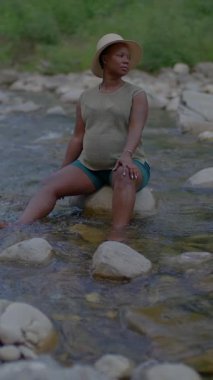 Nehir kenarında sakin bir anı yaşamak, doğanın özünü ve onun sakin güzelliğini mükemmel bir şekilde yakalamak.