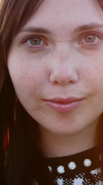 Genç bir kadının, doğal güzelliğini ve kendine özgü özelliklerini ön plana çıkardığı güzel çerçeveli yakın plan bir fotoğraf.