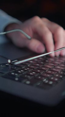 Bir kullanıcı el bilgisayarı ile etkileşime girer, modern teknolojinin füzyonunu gösterir ve verimliliği artırır